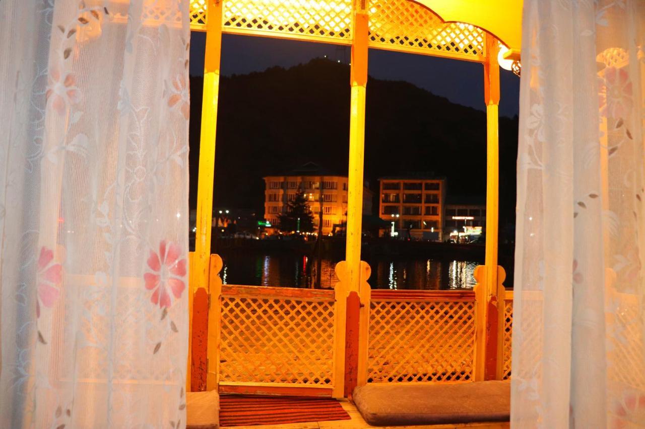 House Boat New Pala Palace Srīnagar Exterior foto