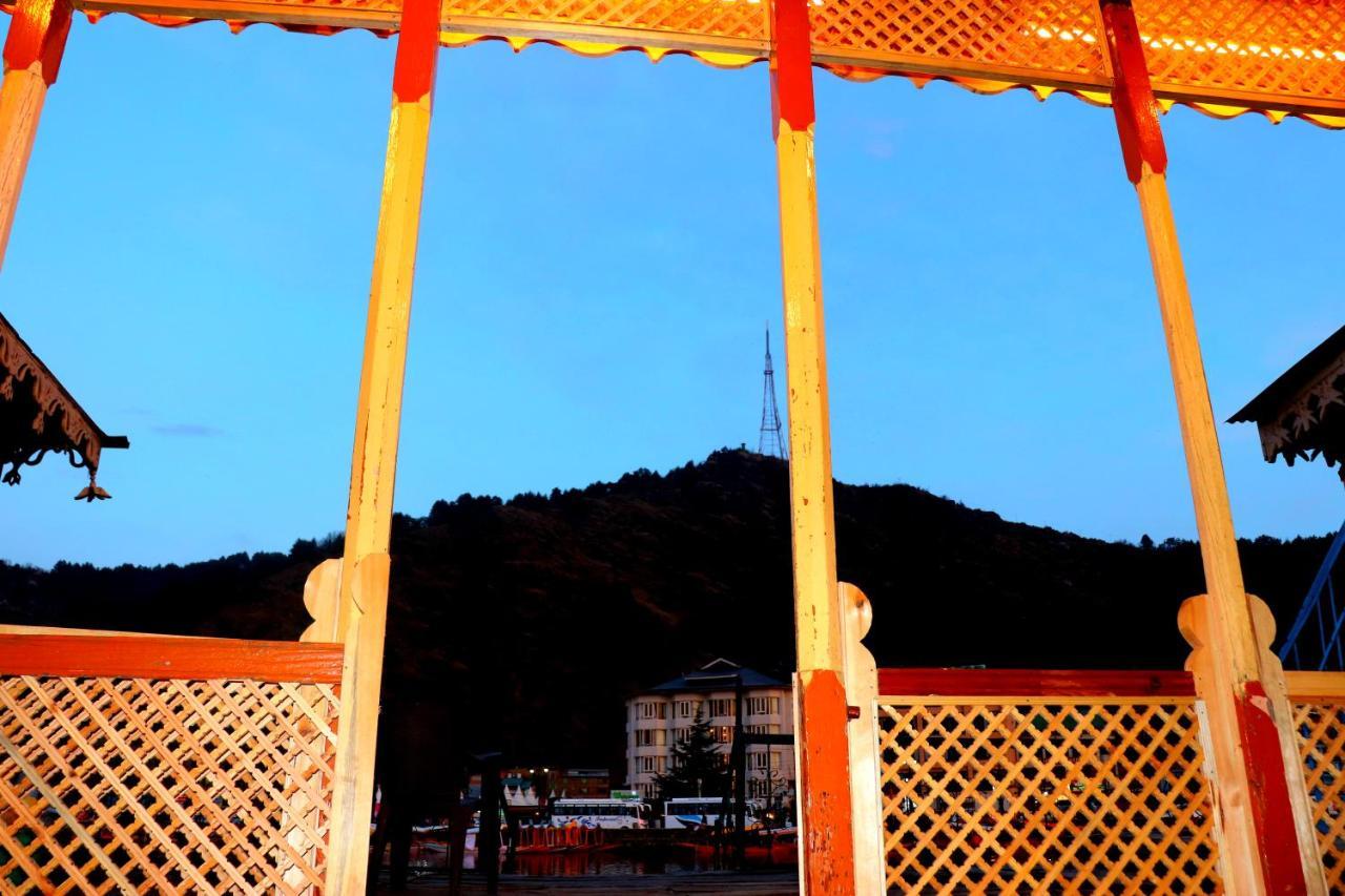 House Boat New Pala Palace Srīnagar Exterior foto
